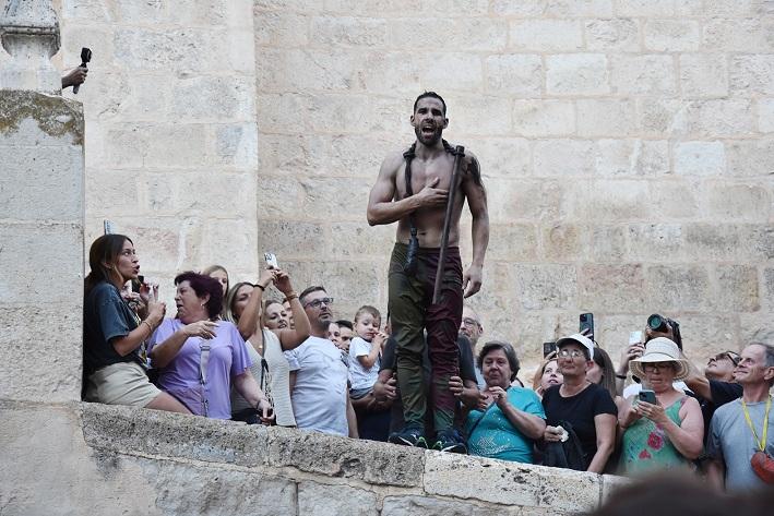 El Cascamorras, encarnado por José Heras, rodeado de turistas haciéndole fotos.