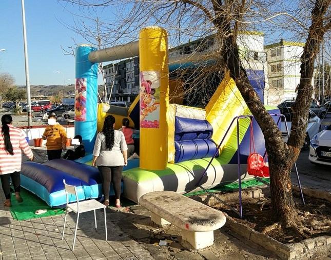 El castillo hinchable, instalado en la zona norte. 