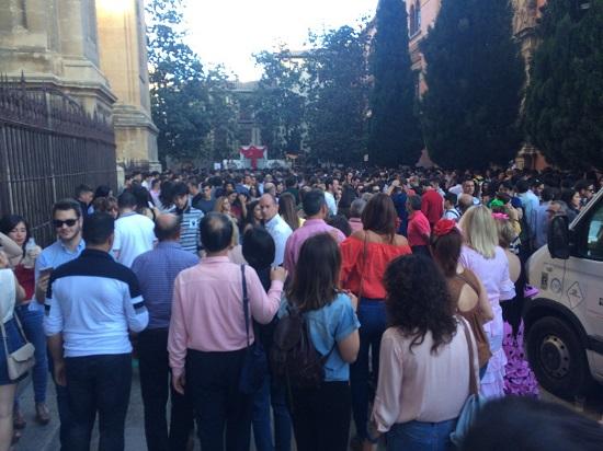 Fotografía distribuida por el PP con la gran afluencia de público en el centro.