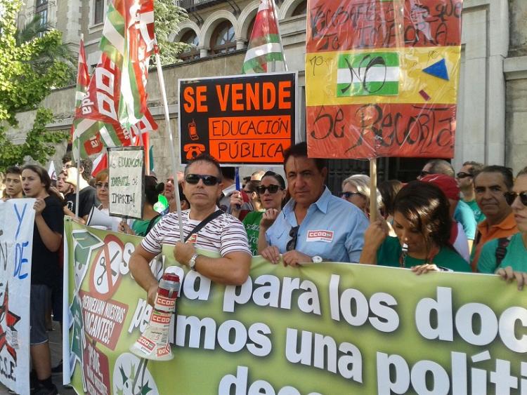 Concentración a las puertas de la Delegación de Educación.