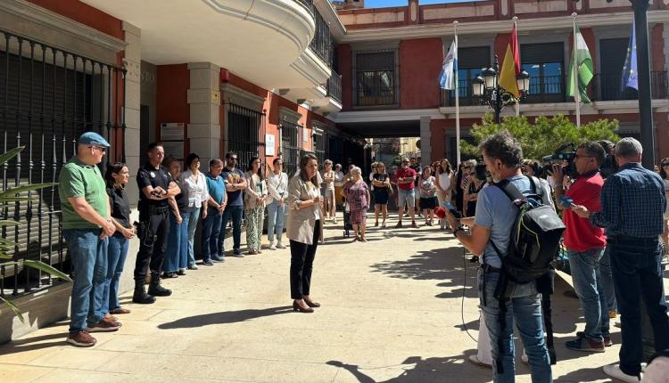 Concentración a las puertas del Ayuntamiento de Castell de Ferro.