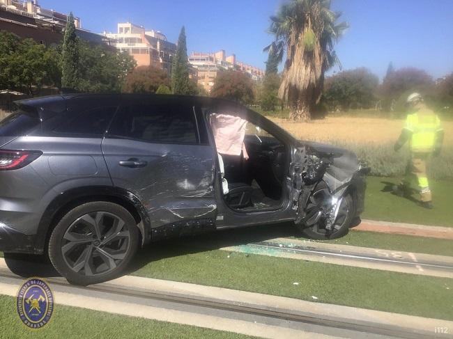 Coche que immpactó con Metro.