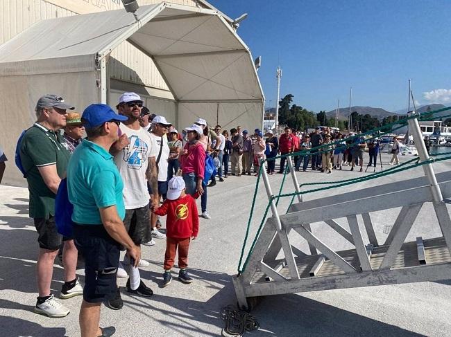 Colas para visitar una de las embarcaciones de la Armada.