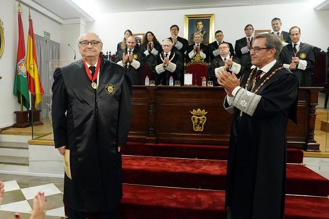 Fernando Mir, ovacionado por sus compañeros tras recibir la insignia.