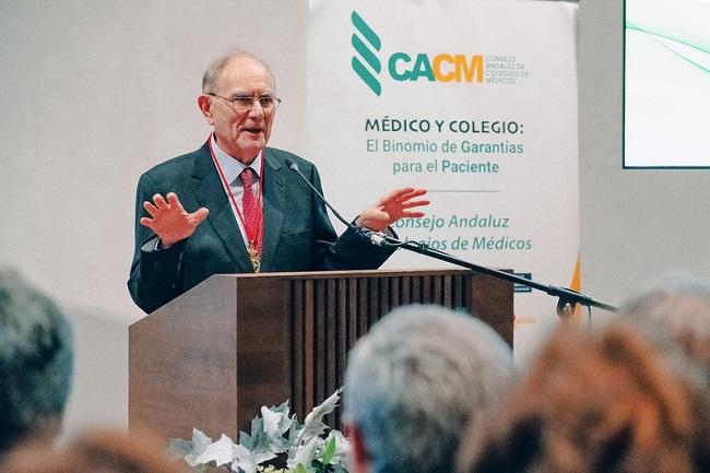 Antonio Campos, tras recibir su distinción como colegiado de honor.