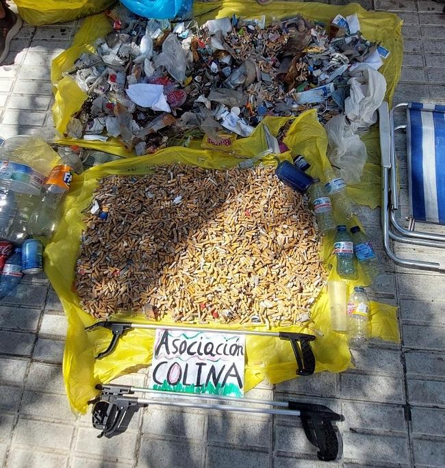 Colillas y plásticos retirados de la playa en Almuñécar.