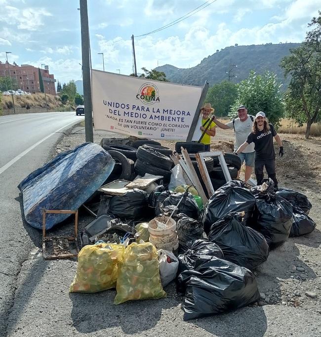 Voluntarios de la asociación junto a la basura retirada. 