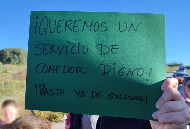 Las familias exigen a la Junta una solución y más personal para el comedor escolar.