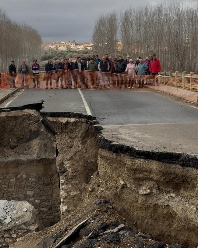 Concentración junto a la carretera derrumbada desde octubre.