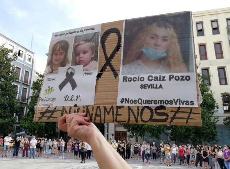 Un cartel con las imágenes de las dos pequeñas y la joven asesinadas, a las que se ha recordado en la concentración.