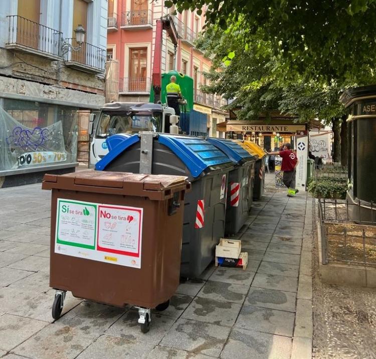 Los contenedores de tapa marrón para basura orgánica llegan a 100.000  viviendas de Madrid