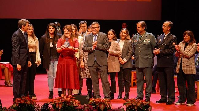 Entrega del reconocimiento al foro sobre la trata. 