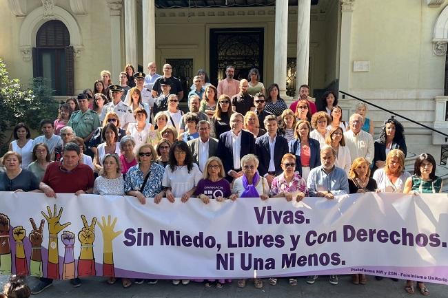 Minuto de silencio, este lunes en la Subdelegación del Gobierno en Granada. 