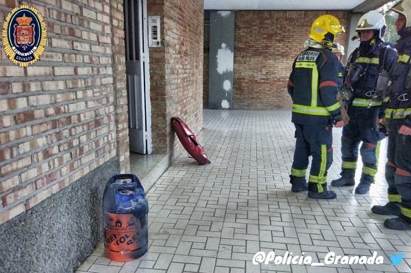 Bomberos en el edificio donde se originó el incendio.