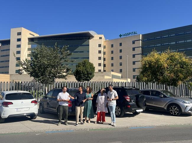 Cuenca y ediles del PSOE, junto al Hospital San Cecilio.