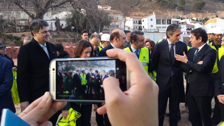 Cuerva conversa con De la Serna en su visita de febrero a las obras del AVE.