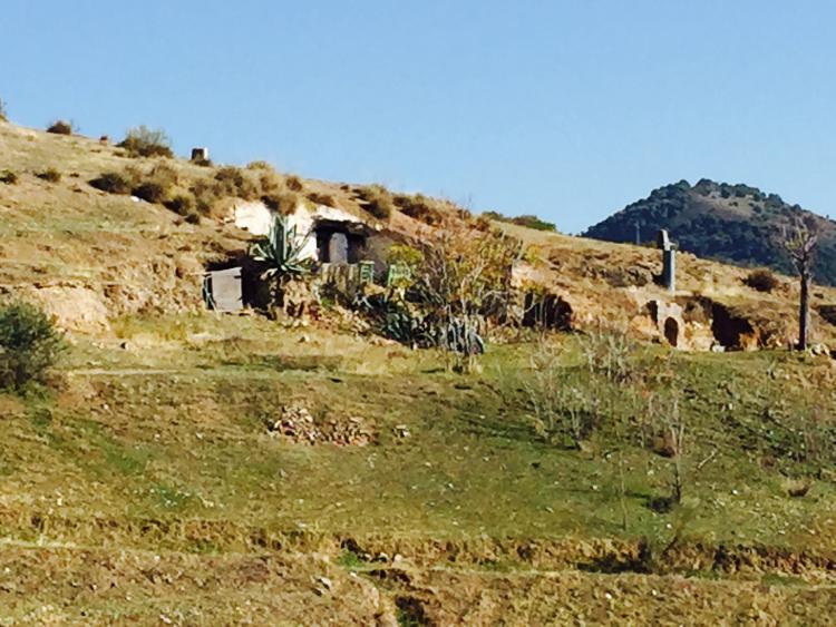 Una de las cuevas, frente a la muralla de San Miguel.