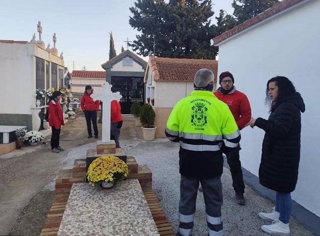 La alcaldesa de Cúllar, Ana Belén Martínez, visita los trabajos de memoria en el cementerio.