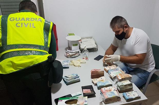 Agentes, con el dinero intervenido. 