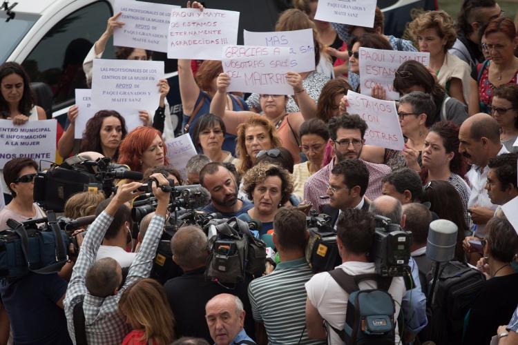 Francisca Granados en una atención a medios a las puertas de La Caleta.