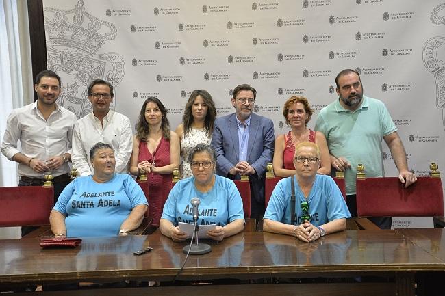 Vecinas de Santa Adela con los portavoces de los grupos municipales.