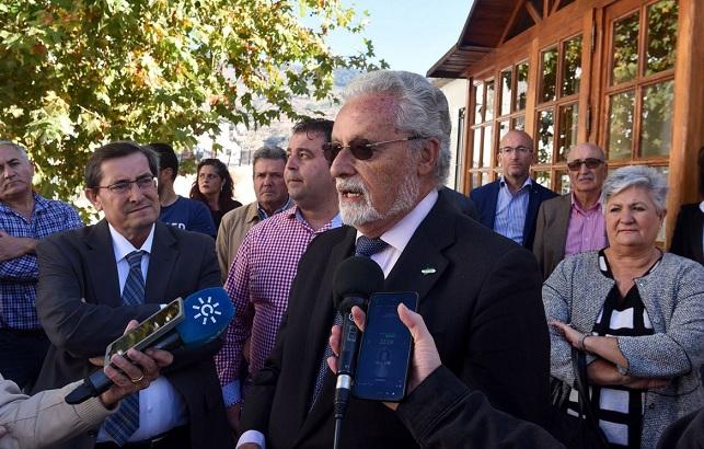 Jesús Maeztu atiende a los medios en Bérchules. 