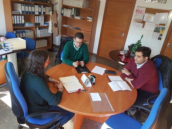 La alcaldesa, durante la reunión con responsables de Endesa.