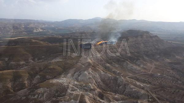 El incendio se ha declarado en el paraje de Los Charcones.