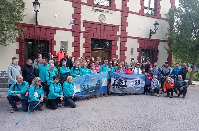 Participantes en el encuentro antes de participar en una jornada de senderismo.