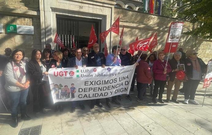 Concentración frente a la sede de la Junta en Granada. 