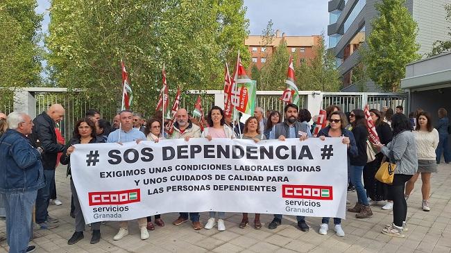 Protesta ante la sede de la Junta en Almanjáyar, este martes. 