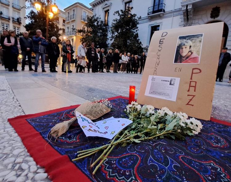 Flores y una vela en recuerdo de Carmen, este miércoles en Granada. 