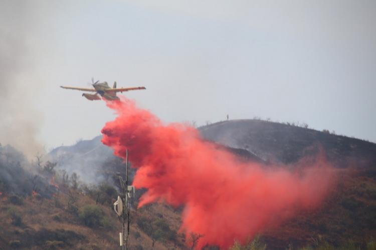 Impresionante imagen de la descarga en la zona del incendio por uno de los aviones del operativo.