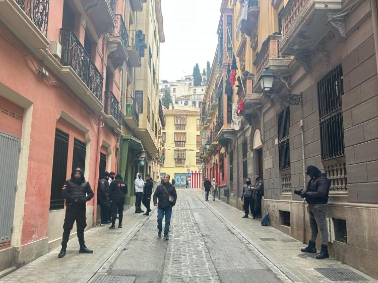 Exterior del inmueble, con miembros de una empresa dedicada a desalojos.