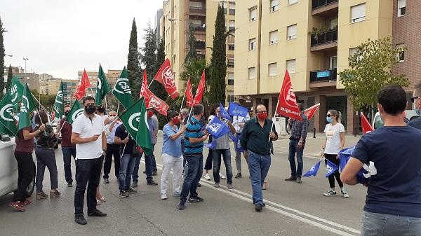 Delegados y delegadas de los sindicatos convocantes antes de iniciar la caravana.