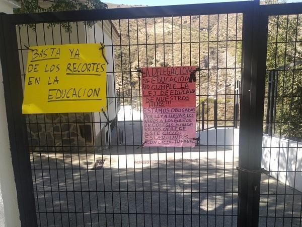 Detalle de las pancartas en Torvizcón, al inicio de curso, en defensa de la escuela rural.