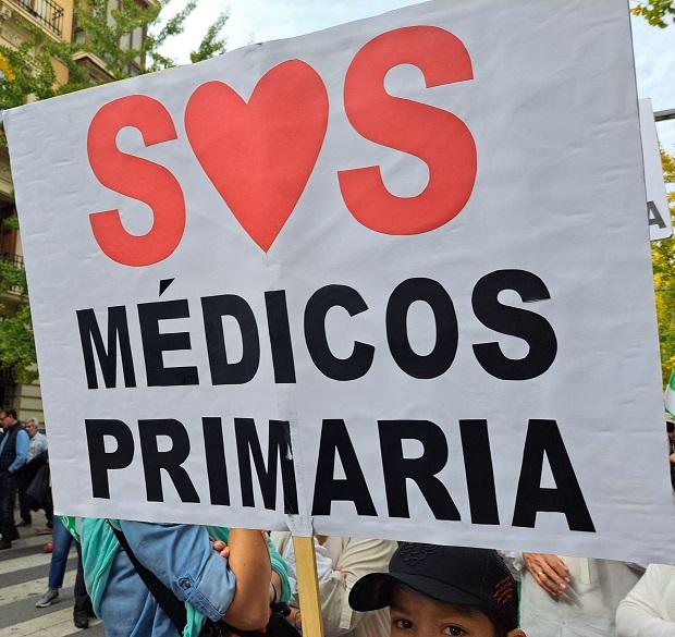 Detalle de uno de los carteles de la última manifestación en defensa de la sanidad pública en Granada.