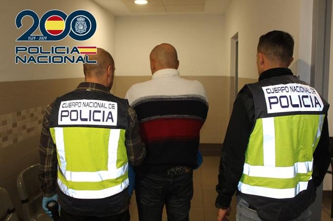 El detenido, junto a dos agentes, en dependencias policiales. 