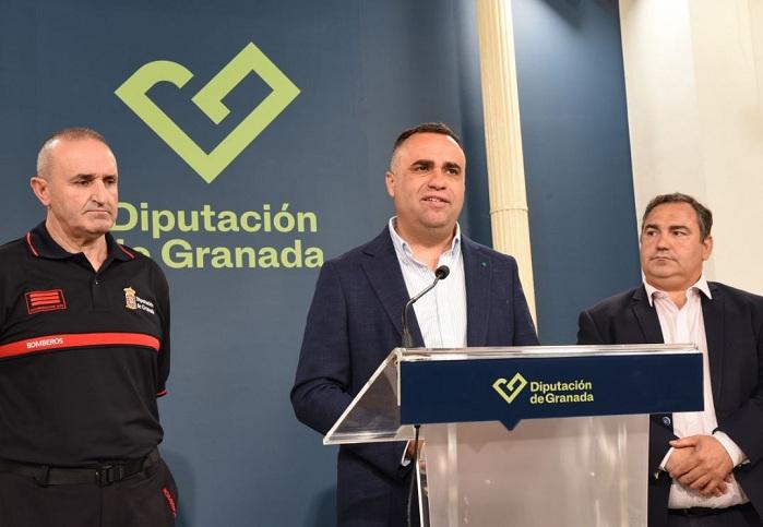 El presidente de la Diputación, Francis Rodríguez, presenta las mejoras para los parques de Bomberos. 