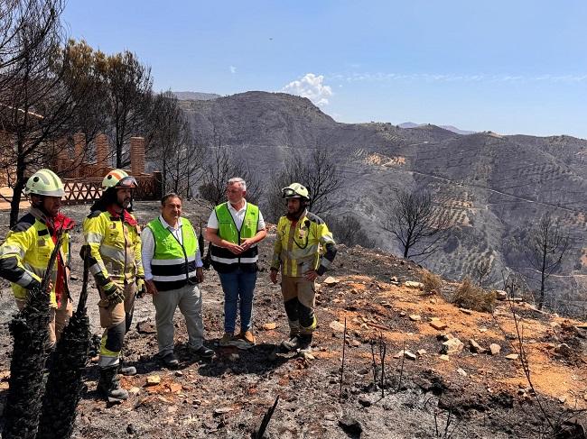 Los diputados Nicolás Navarro y Eduardo Martos, con bomberos del operativo.