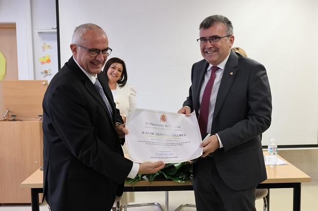 El subdelegado del Gobierno entrega el diploma al director del CEIP Nazaríes. 