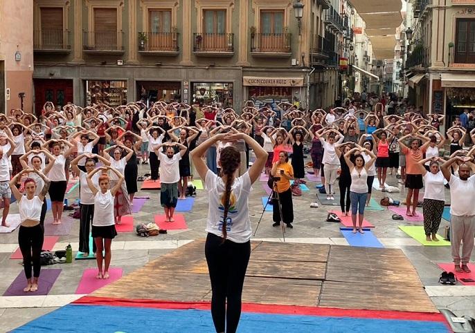 En el evento del año pasado se dieron cita más de 250 personas para practicar yoga. 