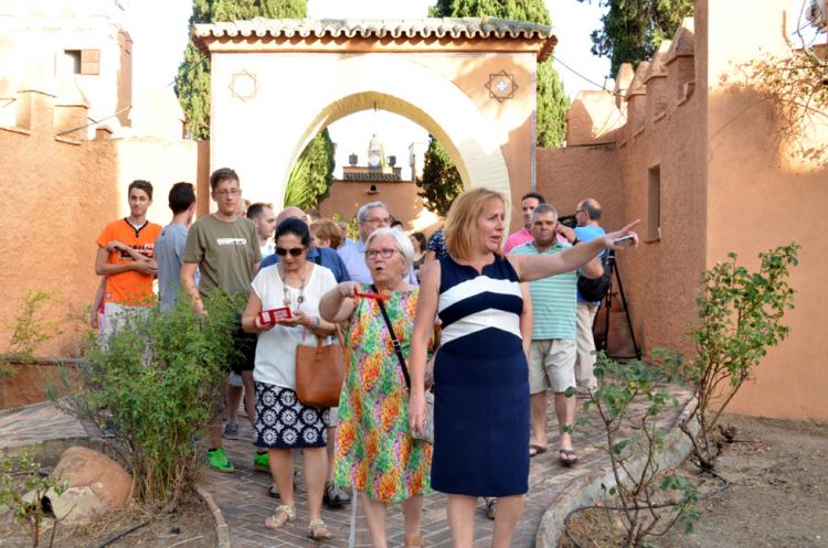 La alcaldesa acompaña a los primeros visitantes.