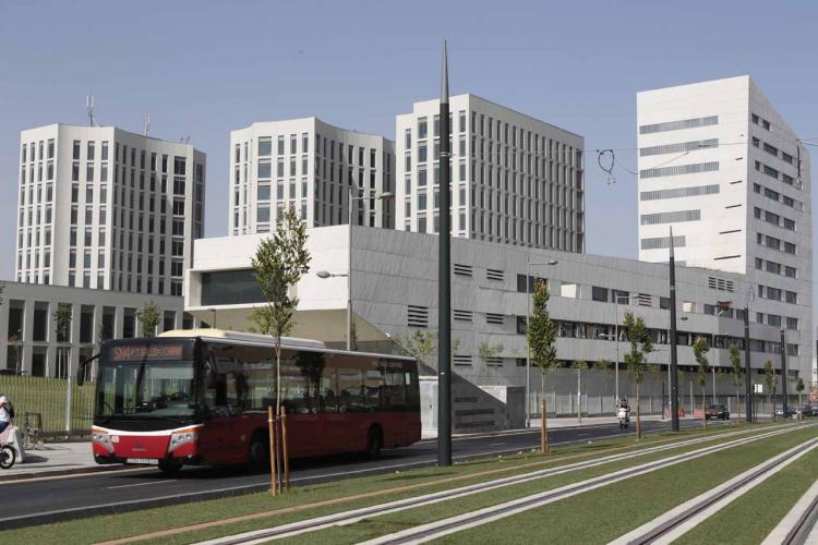 Un autobús de la SN4 junto a la Facultad de Medicina, en el PTS.