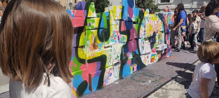 Mural con el número 40 en la Plaza del Carmen. 