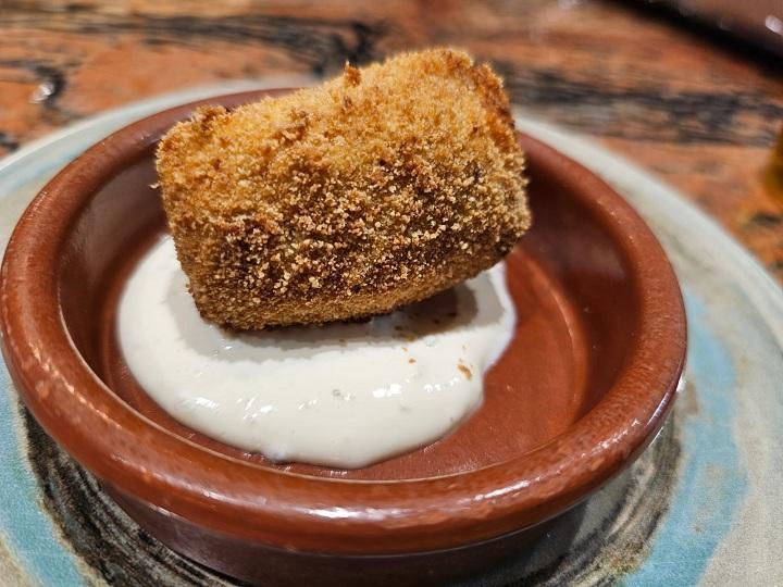 Tapa de El Chigrín: croqueta de la huerta con emulsión de mayonesa de puerro.