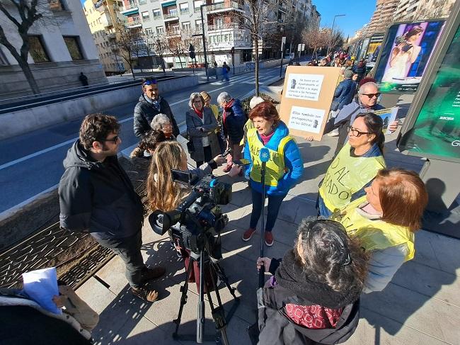 Representantes de La Calle Mata y la AAVV Nueva Cartuja, en una de las últimas movilizaciones.