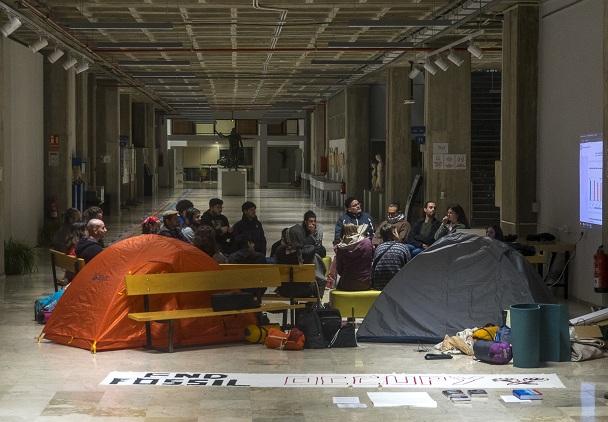 Activistas climáticos, durante la ocupación en un pasillo de Filosofía y Letras. 