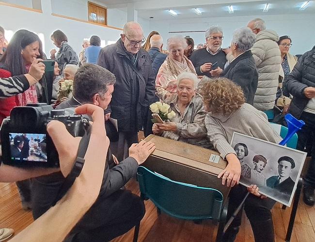 El alcalde de Víznar conversa con Trinidad del Águila, rodeada de familiares.