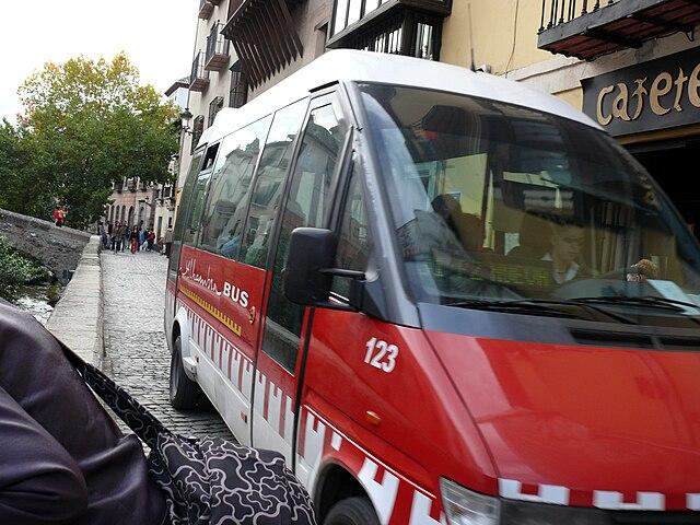 Microbús de la línea C-32 a su paso por la Carrera del Darro.